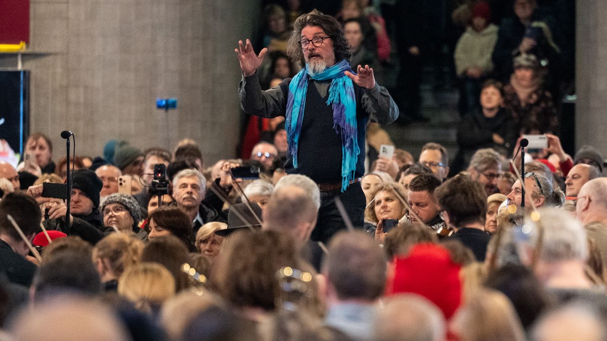 Obrazem: Noty a housle místo kufrů. Rybovka na „hlaváku“ zněla po třiadvacáté