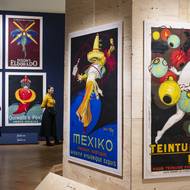 Průřez plakátovou tvorbou asi tří desítek umělců, včetně nejpopulárnějších reklam, lze v hlavní muzejní budově vidět do 29. března 2026.