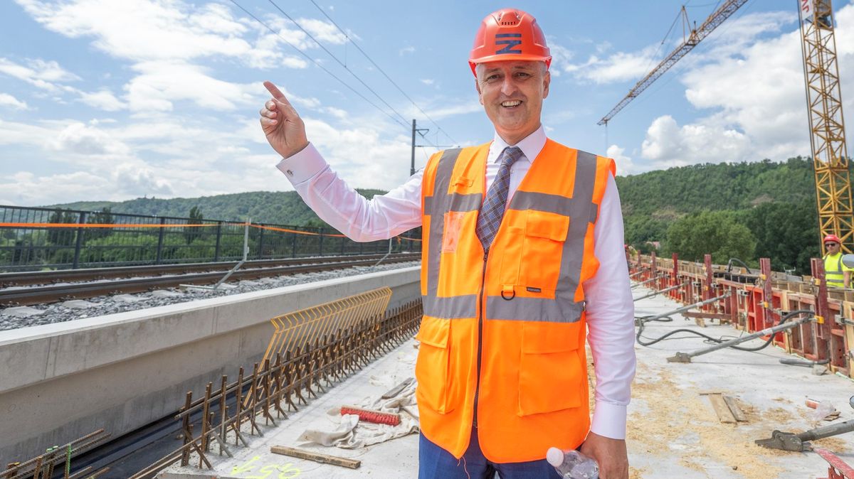 Razie na železnici a dálnicích: Policie prošetřuje zakázky za 20 miliard