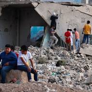 Většina obyvatel čekala na návrat až do pádu Asada - 8. prosince 2024. Vrátili se lékaři, inženýři, učitelé, dělníci a zemědělci – a často s sebou přinesli nové dovednosti získané v zahraničí nebo peníze, aby pomohli nyní s obnovou. 

(Skupina Syřanů kreslí nástěnnou malbu na zříceném stropě válkou poškozeného domu v Daráji, 3. listopadu.)