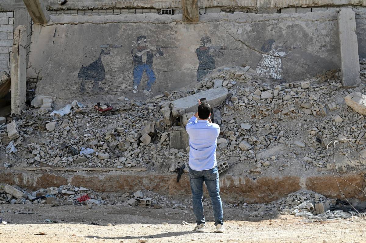 Umělec známý jako „syrský Banksy“ Bilál Šorba se po návratu z exilu vrátil do jedné ze zdevastovaných kolébek syrské revoluce – jediného města, které během téměř 14 let trvající občanské války přišlo o celé své obyvatelstvo. Byl překvapen, že některé z jeho děl přežily, popsal reportérům agentury AFP.

(Šorba si fotí kus zničené budovy, kam v roce 2016 namaloval své dílo „Symfonie revoluce“, které ukazuje tragický vývoj od nenásilného idealismu k neúprosné smrti – žena hraje na housle, zatímco ozbrojenci podporující i odmítající Asada na ni míří svými kalašnikovy.)