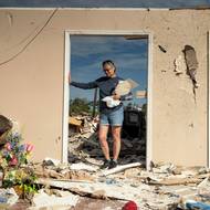 Lesly Karen Cornettová stojí mezi troskami svého domu v obci Sunshine Hills nedaleko Londýna. Jejich čtvrť zasáhlo tornádo. Lesly s manželem se před živlem ukryli ve vaně. (18. května)