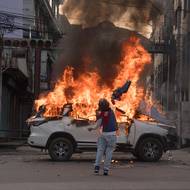 Protivládní demonstrace si v Nepálu vyžádaly 73 mrtvých, desítky zraněných. Kvůli událostem rezignoval premiér Khadka Prasád Oli. (Demonstrant zahalený do nepálské národní vlajky zapaluje vládní vozidlo v Mahendrapoolu v Pokhaře v Nepálu, 9. září.)