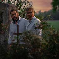 Adam Sandler jako Ron Sukenick a George Clooney v roli Jaye Kellyho.