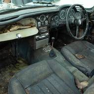 Raritní Aston Martin DB5 před renovací a po ní. Cena vzrostla tisíckrát.