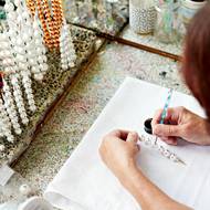 Malování ozdob ve firmě Rautis. 