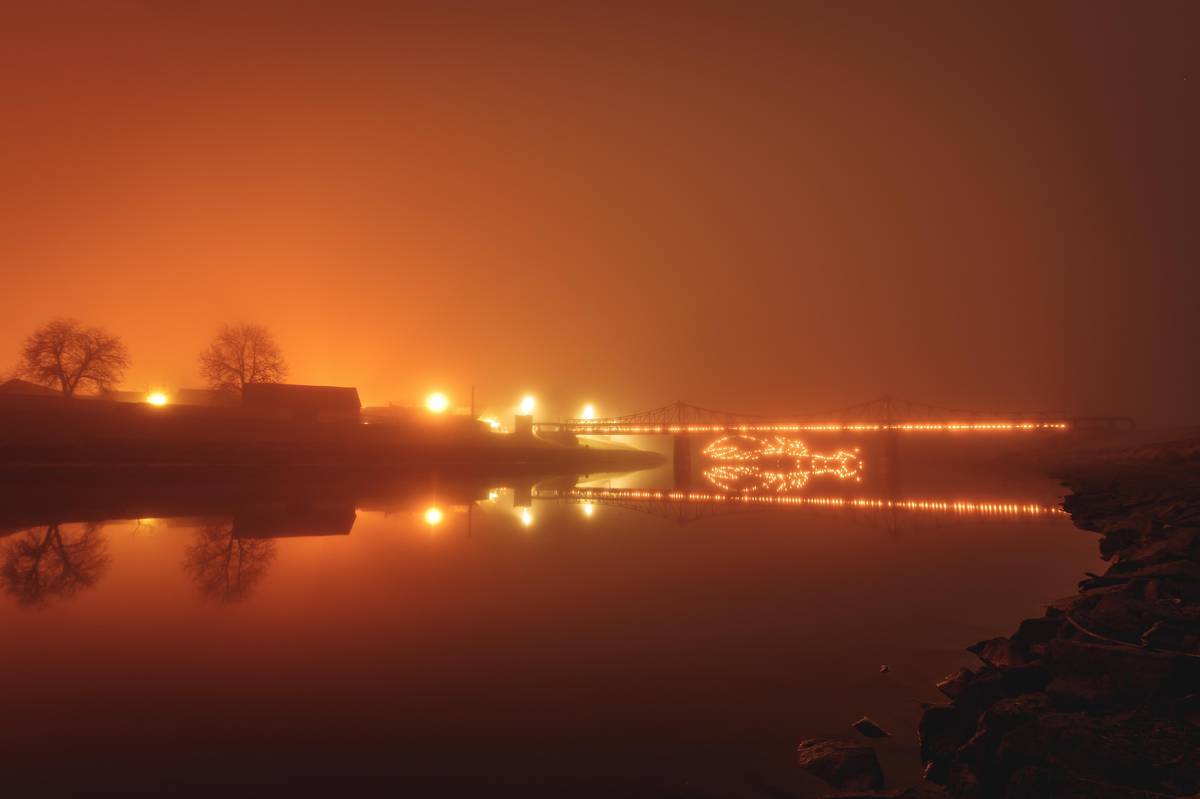 Osvětlení mostu v roce 2015 - obrazec ve tvaru raka.