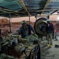 „Tady se nám daří vydělat trochu peněz. Tam jsou války a žádná práce,“ řekl.