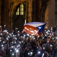 Na Staroměstském náměstí se sešly tisíce lidí na demonstraci spolku Milion chvilek pro demokracii proti vzniku vlády Andreje Babiše, kterou organizátoři označují za postavenou na mafiánském principu. (17. listopadu)