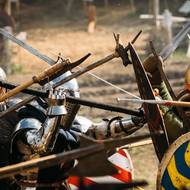 Vojenský tábor, dobové tržiště, tisícovka účastníků ve zbroji a historický střet. Hradiště v Libušíně u Kladna se každoročně stává místem jednoho z největších středověkých festivalů svého druhu v Evropě. (26. dubna)