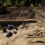 Archeologové odkryli pohřebiště pruských vojáků, kteří padli při bitvách v 18. století okolo Prahy. K loňskému objevu 1055 pozůstatků přibylo letos dalších 234. Nález v Břevnovském klášteře patří k největším svého druhu v Evropě. (27. srpna)