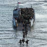 Napětí mezi USA a Venezuelou sílí. Washington v poslední době posílil svou vojenskou přítomnost v Karibiku a východním Pacifiku. (Američtí mariňáci vystupují na břeh po vylodění v Arroyo na Portoriku, 9. prosince.)