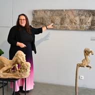 Kurátorka Martina Vítková ukazuje Pauzerovu keramiku nazvanou Týden v listopadu. Pochází z roku 1965.