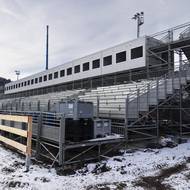 O pár kilometrů vedle se staví tribuny pro diváky biatlonu a běhu na lyžích.