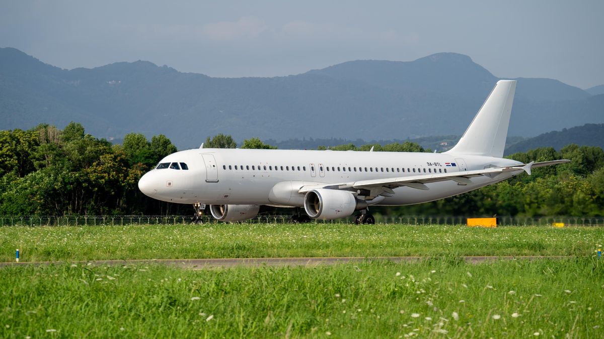 Airbus přišel na výrobní vadu u kovového panelu letadel A320, akcie klesají