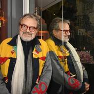 13. ledna. Zemřel italský fotograf a reklamní tvůrce Oliviero Toscani, který se proslavil kontroverzními snímky a především reklamními kampaněmi pro oděvní firmu Benetton. Ve své tvorbě se snažil poukázat na problémy rasismu, diskriminace gayů a leseb, sociální vyloučení lidí s nemocí AIDS a další společenská tabu. Známá byla i jeho kniha Reklama je navoněná zdechlina. Bylo mu 82 let.