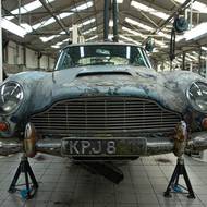 Raritní Aston Martin DB5 před renovací a po ní. Cena vzrostla tisíckrát.