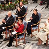 Královská rodina: norský král Harald V. a královna Sonja. Korunní princ Haakon Magnu, princezna Ingrid Alexandra a korunní princezna Mette-Marit.