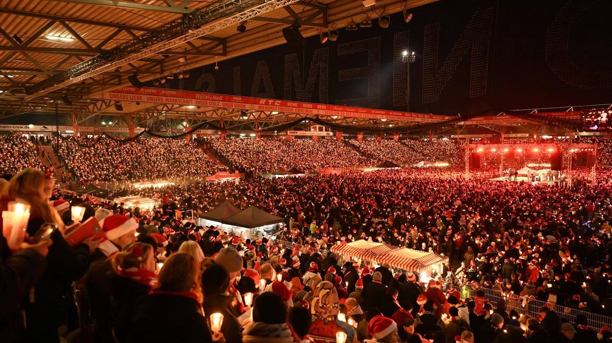 Fotbal a vůně svařáku. Jak se koledy na stadionech staly fenoménem