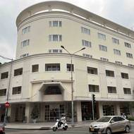 V saigonském hotelu Rex pořádalo americké vojenské velitelství každý den v pět hodin odpoledne brífink, kde shrnovalo vývoj. Někteří novináři těmto tiskovkám říkali Five O'Clock Follies, protože se domnívali, že velení upravuje realitu a líčí vývoj války velmi optimisticky. Bar na střeše hotelu byl vyhlášeným místem, kde se scházeli nad sklenkami žurnalisté, lidé z tajných služeb a diplomaté.