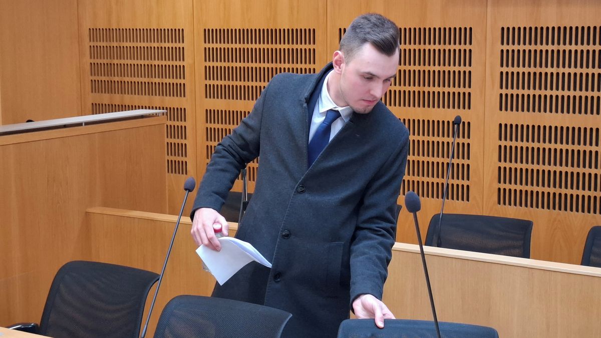 Soud potrestal řidiče tramvaje, který útočil na Ukrajince, 200 hodinami práce