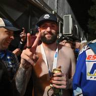 Titul v hokejové extralize vyhrála Kometa, která vyřadila bohatší soupeře Spartu i Pardubice. Na snímku je klíčový obránce jízdy za zlatem Libor Zábranský mladší po příjezdu do Brna. Oslavy právě začínaly, oblečení odkládal. Ale medaili nikde neodložil, tu nechal na krku.