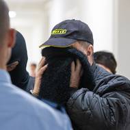 Policejní razie v Nemocnici Motol proběhla 24. února 2025 a bylo při ní zatčeno 22 osob spojených s velkými zakázkami nemocnice. Korupčnímu případu se ve velkém věnovaly Seznam Zprávy. Na snímku jeden z hlavních aktérů kauzy Pavel Budinský schovávající si celý obličej při příchodu do soudní síně. (26. února)