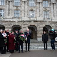 Mezi prvními politiky, kteří si přišli událost připomenout, byla delegace Senátu ČR.