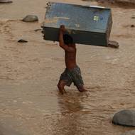 Místní se snažit zachránit majetek.