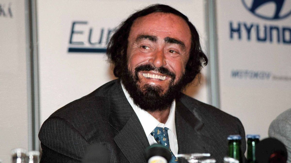 Italské město uvěznilo sochu pěvce Pavarottiho v kluzišti, teď se omlouvá