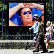 Na snímku z roku 2019 je fotografie Martina Parra vystavená ve francouzském Bordeaux.