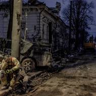 Ukrajinský záchranář na místě ruského raketového útoku. (Sumy, 13. dubna)