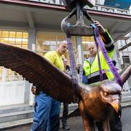 Socha váží 150 kilogramů, zvedat ji musel jeřáb.