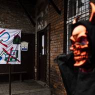 Po celé osadě najdete mnoho projevů proti demolici.