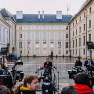 Devátého prosince byl na Hradě jmenován premiérem.