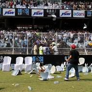 Poničené byly bannery i stany, někteří házeli plastové židle a lahve s vodou.