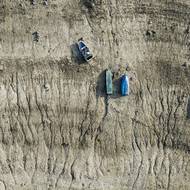 Lodě, které za standardních podmínek kotví u břehu, jsou uprostřed bahenní pouště.