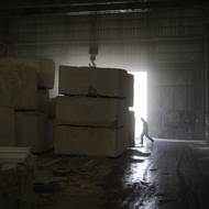 Charakteristický světlý jeruzalémský kámen je ústředním prvkem charakteristické architektury Svaté země.

(Dělník prochází kolem velkých bloků jeruzalémského kamene uvnitř továrny v Beit Fajar, 10. listopadu.)