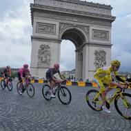 Cyklistický fenomén dál září. Tadej Pogačar vyhrál znovu Tour de France, což se mu povedlo podruhé za sebou a celkově dosáhl čtvrtého vítězství. Na snímku projíždí ve žlutém trikotu kolem Vítězného oblouku v Paříži.