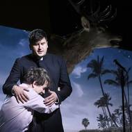 Igor Orozovič jako kantor a Šimon Krupa v roli kostelníka.