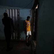 Vzhledem k policejním kontrolám navštěvuje svou ženu a tři děti v centru obvykle pouze v doprovodu svého mauritánského šéfa, řekl Reuters.