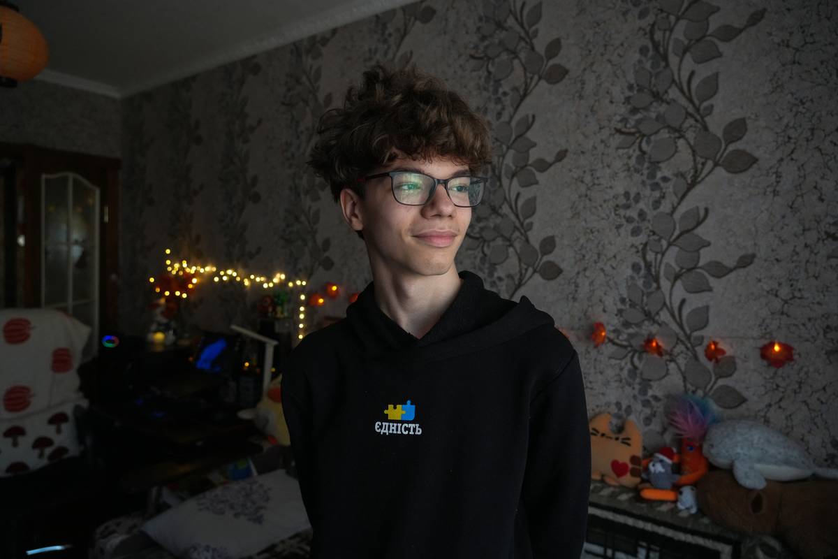 Patnáctiletý Bogdan Levčikov mohl být kdekoli typickým teenagerem, kdyby neztělesňoval tragédii, která postihla generaci mladých Ukrajinců po téměř čtyřech letech války, píše ve své fotoreportáži agentura AFP.