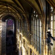 Po čtyřiceti letech probíhal v katedrále svatého Víta generální úklid, který nemá obdoby. Prováděli ho totiž z velké části horolezci. Z jednoho vitrážového okna vyluxovali přibližně jeden kilogram prachu. (20. března)