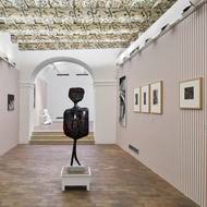 Uprostřed je plastika Věry Janouškové Stíny ze sádry a smaltovaného kovu vytvořená roku 1963, vpravo visí díla Josefa Váchala.