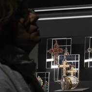 Přehlídka nazvaná Šperk a figura potrvá do 29. března příštího roku, navštívit ji lze také mezi svátky.