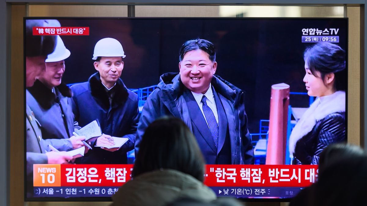 Severní Korea: Kim Čong Un se zúčastnil testu nové rakety i jaderné ponorky