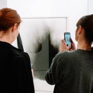 Návštěvníci uvidí nejen zhruba 130 oděvních modelů, desítky doplňků a šperků, ale také skici, fotky nebo diáře.