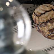 „Výstava je koncipována jako cesta, fyzická i symbolická, propojující sochařství, příběh i pohyb diváka do mnohovrstevného celku,“ uvedli zástupci galerie.