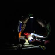 Tuto potíž řeší mnoho domorodých obyvatel po celém světě, kteří jsou mnohdy pod tlakem, aby opustili tradiční způsob života. (Děti z kmene Maniq dělají za svitu čelovky domácí úkoly, zveřejněno 30. října.)