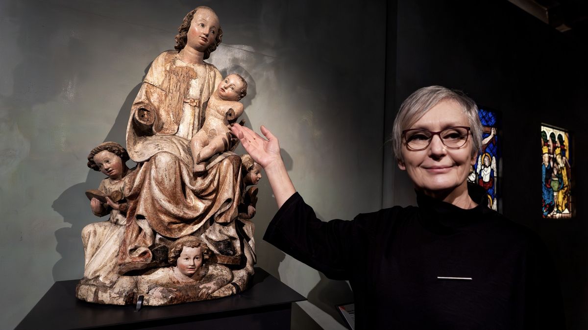 Poklad z půdy: U Mostu na statku našli unikátní sochu Madony z doby Karla IV.